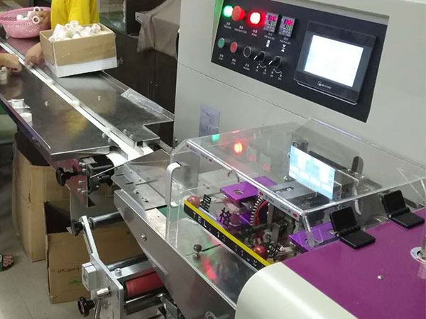 全自動(dòng)枕式包裝設(shè)備細(xì)節(jié)圖