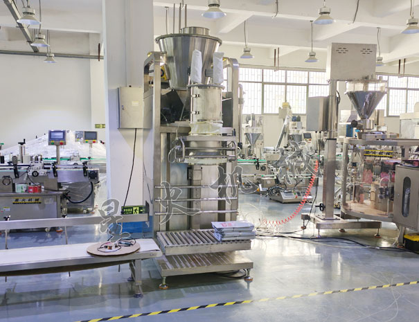 25公斤全脂乳粉自動稱重包裝機(jī)實拍圖